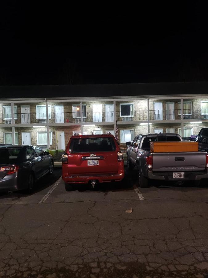 Elk Inn Motel Elkin Bagian luar foto