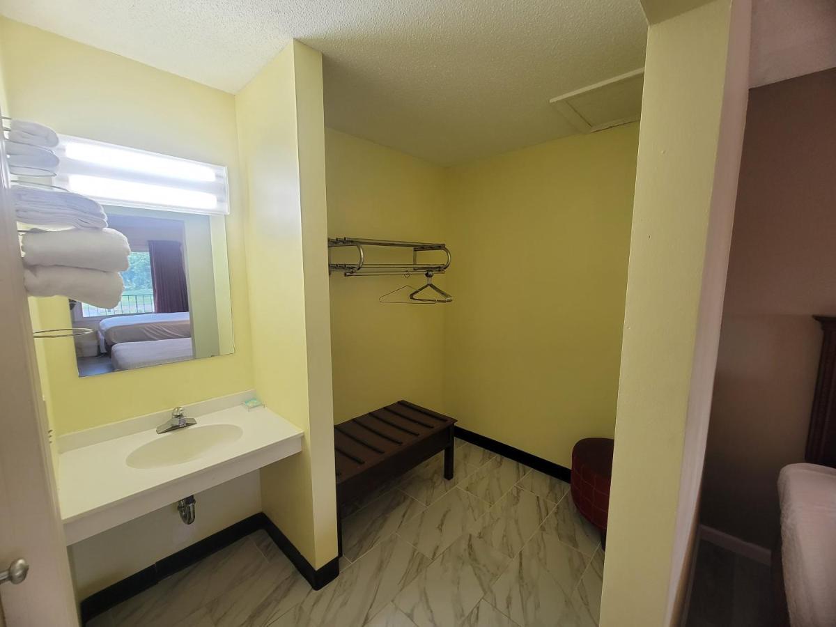 Elk Inn Motel Elkin Bagian luar foto