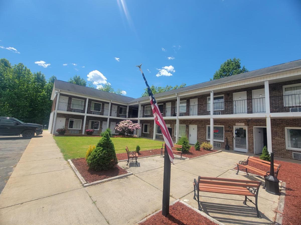 Elk Inn Motel Elkin Bagian luar foto