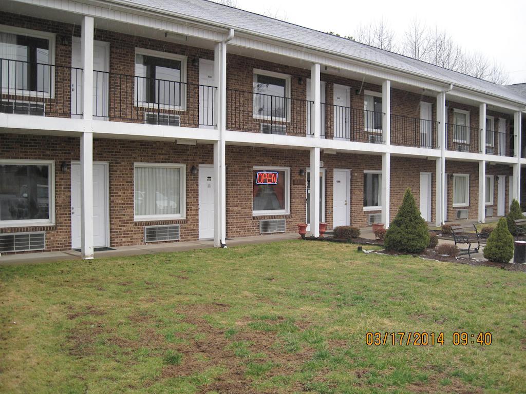 Elk Inn Motel Elkin Bagian luar foto