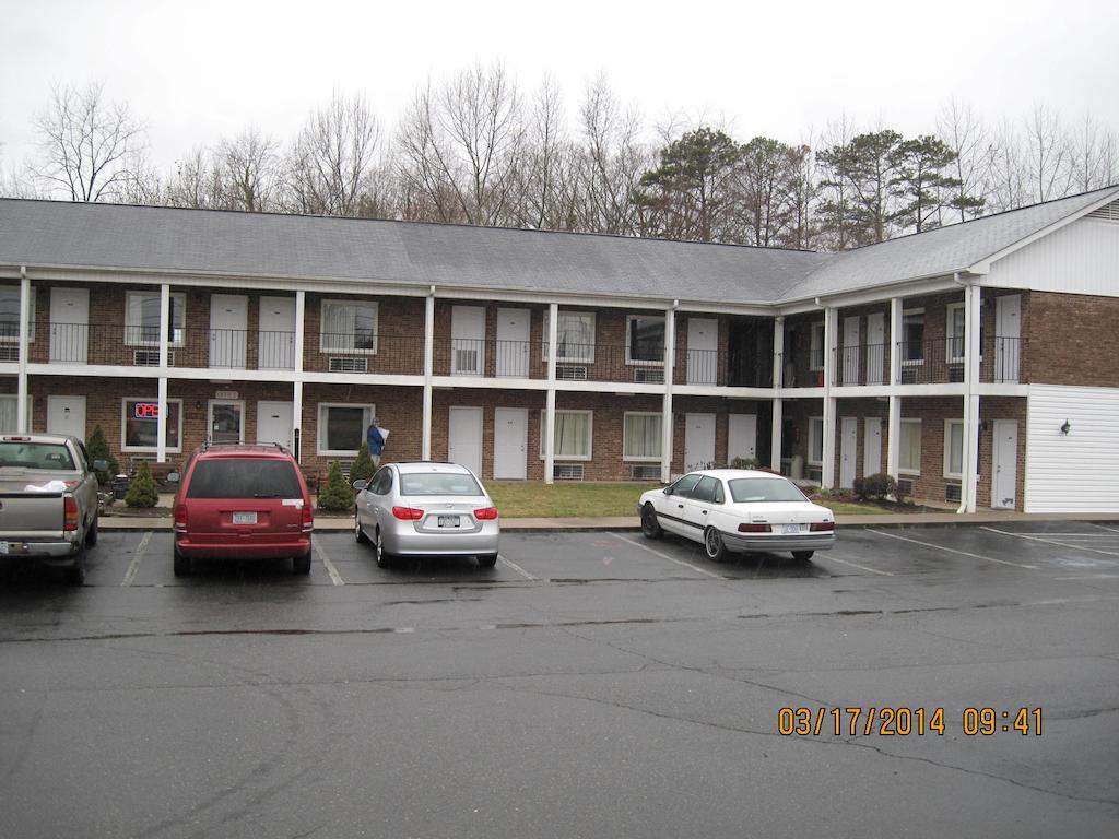 Elk Inn Motel Elkin Bagian luar foto