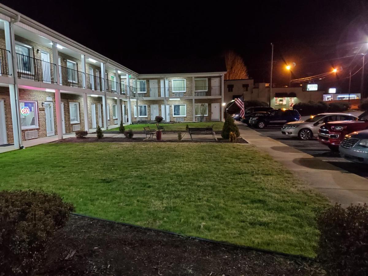 Elk Inn Motel Elkin Bagian luar foto